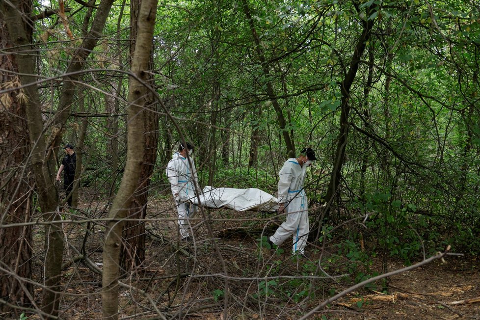V Buči probíhá exhumace těl z hromadných hrobů (13. 6. 2022)