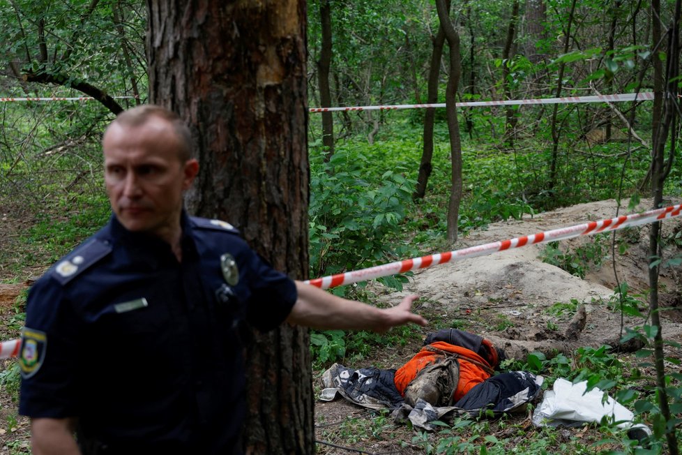 V Buče probíhá exhumace těl z hromadných hrobů (13.6.2022).