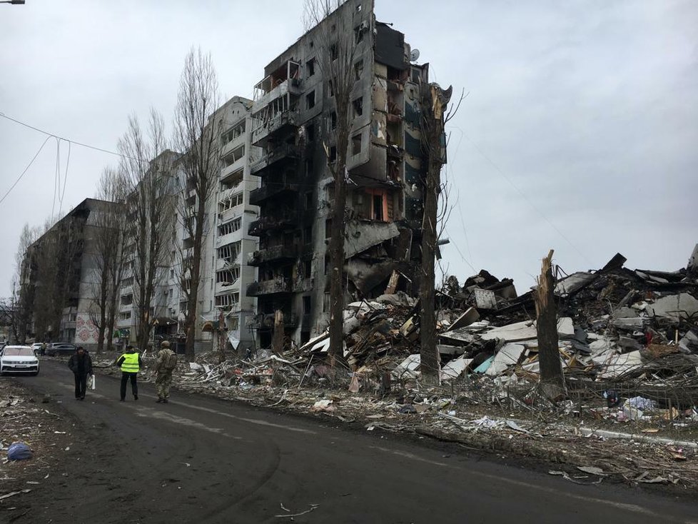 Po odchodu ruských vojsk Ukrajinci sčítají škody a zločiny.