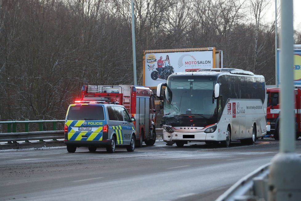 Nehoda v Bucharově ulici v Praze 5: 12. února ráno se tam srazil autobus s autem.