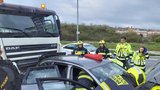 Nehoda na Bucharově v Praze: Srazil se náklaďák s osobákem, hasiči dva lidi vyprostili