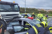 Nehoda na Bucharově v Praze: Srazil se náklaďák s osobákem, hasiči dva lidi vyprostili