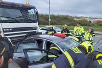 Nehoda na Bucharově v Praze: Srazil se náklaďák s osobákem, hasiči dva lidi vyprostili