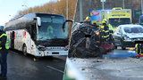 Jedna mrtvá a tři zranění v Praze 5! Nehoda auta a autobusu komplikovala provoz