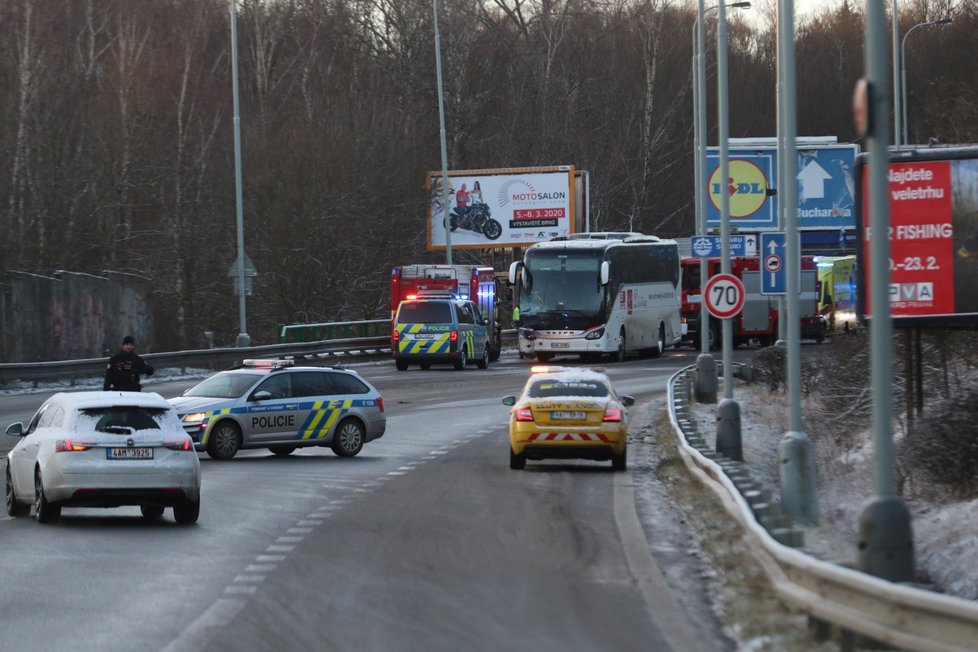 Nehoda v Bucharově ulici v Praze 5: 12. února ráno se tam srazil autobus s autem.