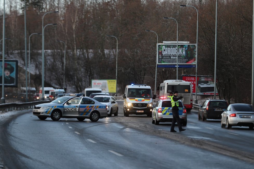 Nehoda v Bucharově ulici v Praze 5: 12. února ráno se tam srazil autobus s autem.