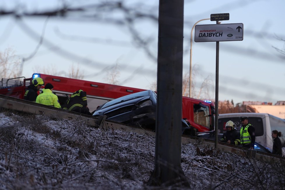 Nehoda v Bucharově ulici v Praze 5: 12. února ráno se tam srazil autobus s autem.