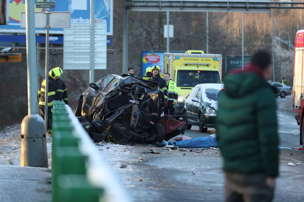 Nehoda v Bucharově ulici v Praze 5: 12. února ráno se tam srazil autobus s autem.