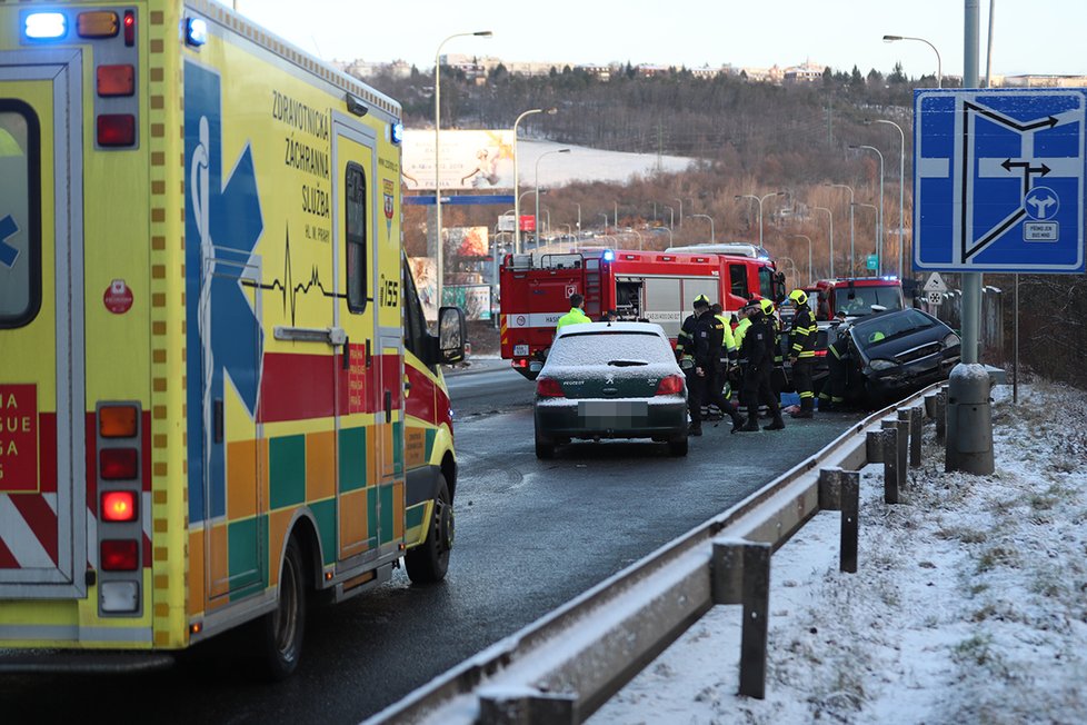 Nehoda v Bucharově ulici v Praze 5: 12. února ráno se tam srazil autobus s autem.