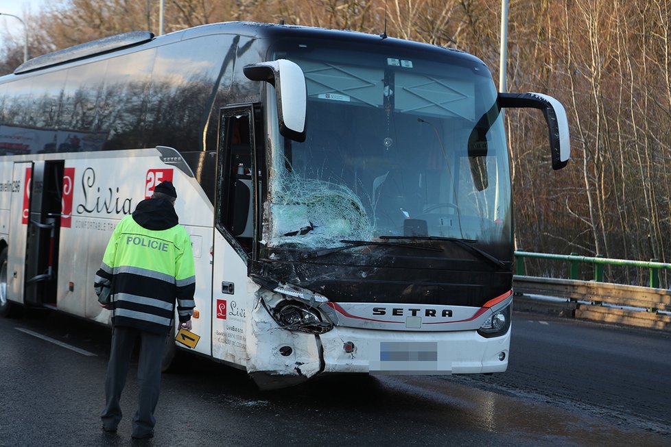 Nehoda v Bucharově ulici v Praze 5: 12. února ráno se tam srazil autobus s autem.