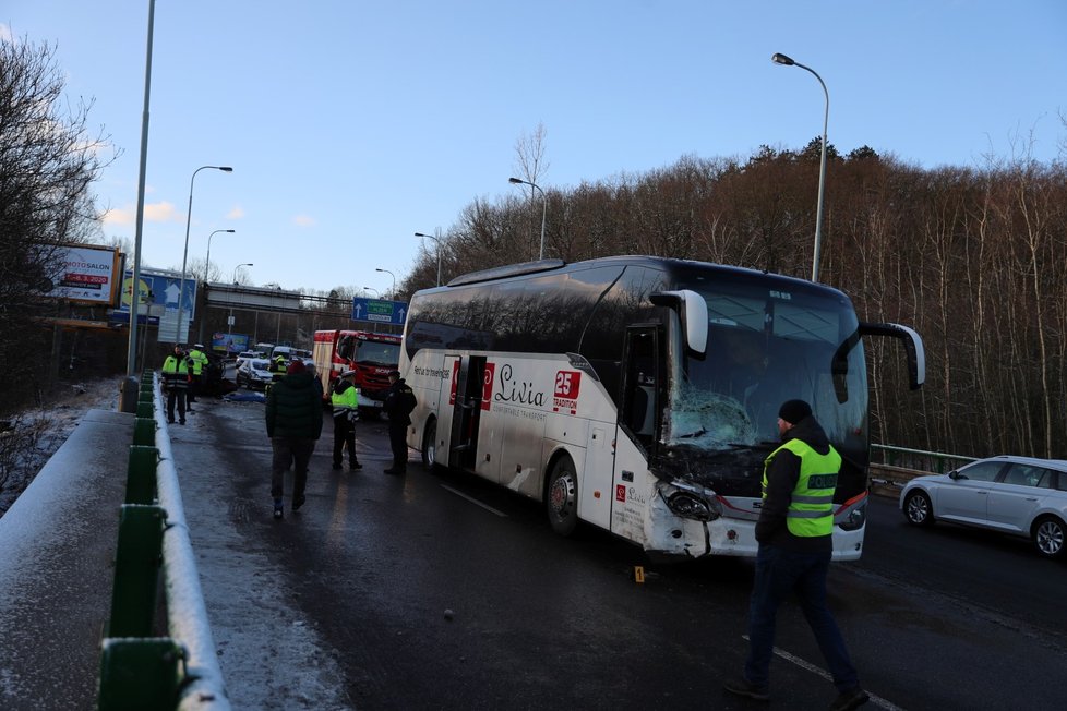 Nehoda v Bucharově ulici v Praze 5: 12. února ráno se tam srazil autobus s autem.