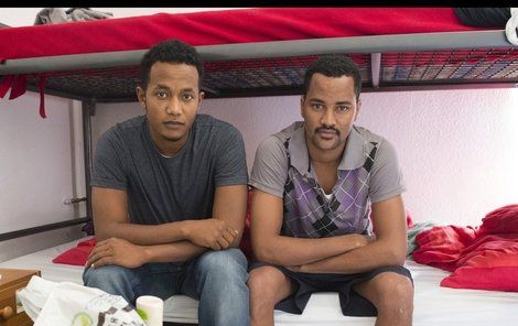 Eritrejci Abdurrahmán Massa (20) a Ayaya Tsinat (21) mají v pokoji palandu či televizi, za místo jsou vděčni.