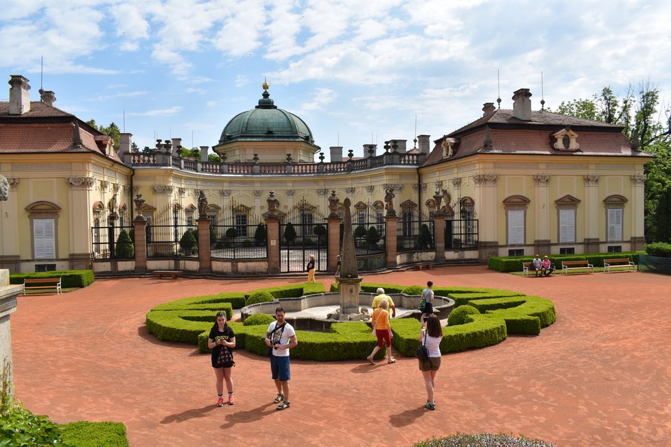 Rozvolnění v Česku: Lidé si užívali výletu a prohlídek na zámku Buchlovice (5.6.2021)