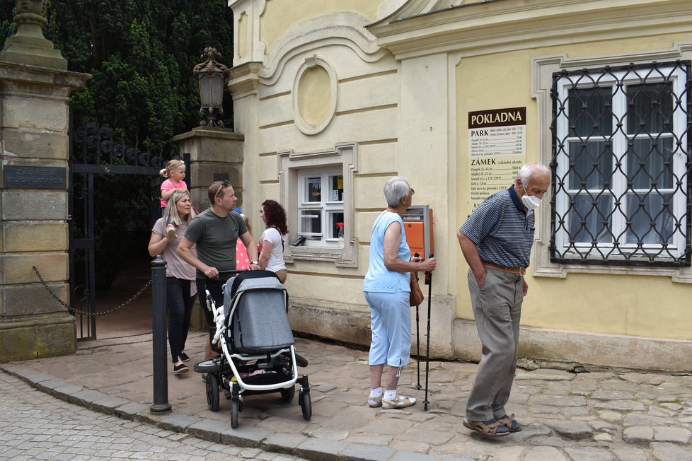 Rozvolnění v Česku: Lidé si užívali výletu a prohlídek na zámku Buchlovice (5. 6. 2021).