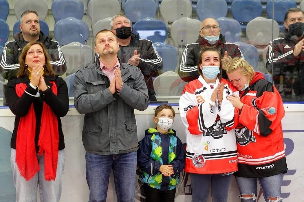 Rodina Ondřeje Buchtely se zúčastnila dojemného ceremoniálu na ledové ploše hokejového Chomutova, za nějž dal jejich milovaný Ondra svůj první a jediný extraligový gól