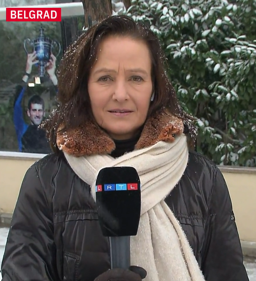 Německá reprotérka stanice RTL Elke Büchterová našla odvahu a vydala se do Bělěhradu na tiskovou konferenci rodiny Novaka Djokoviče. Po jejích nerelevantních otázkách bylo setkání ukončeno!
