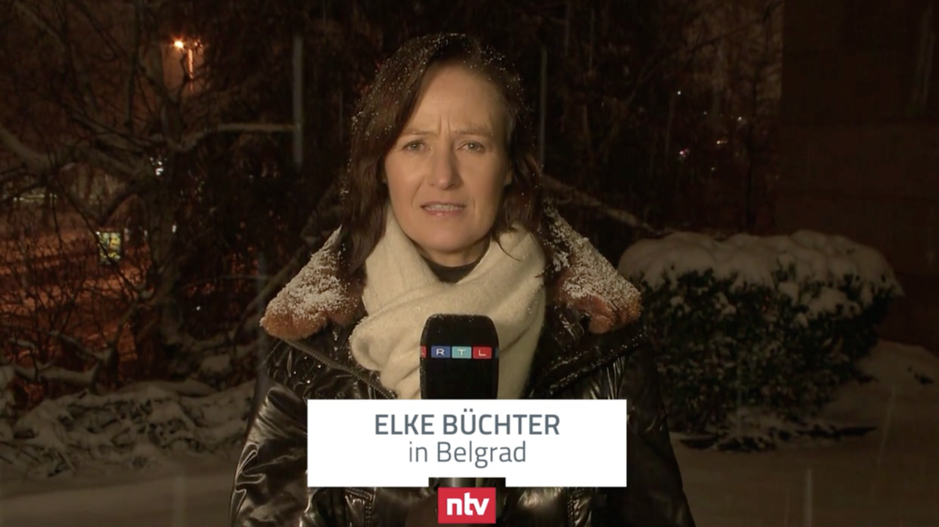 Německá reprotérka stanice RTL Elke Büchterová našla odvahu a vydala se do Bělěhradu na tiskovou konferenci rodiny Novaka Djokoviče. Po jejích nerelevantních otázkách bylo setkání ukončeno!