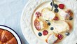 Buchtičky s vanilkovou omáčkou patří mezi nejoblíbenější sladká jídla, doplnit je můžeme i drobným čerstvým ovocem.