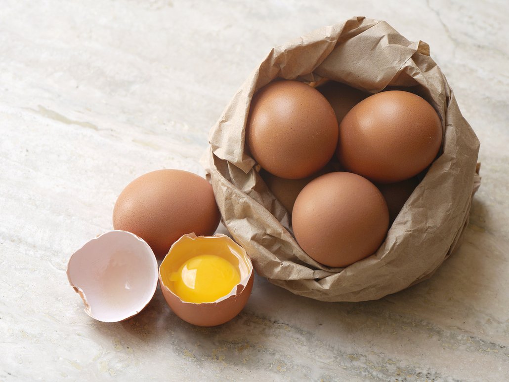 Domácí vejce dodají těstu krásně žlutou barvu