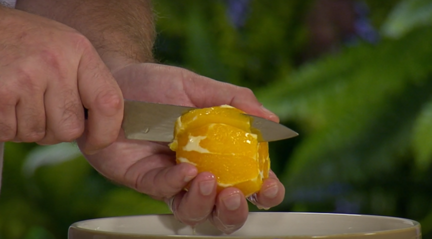 Z pomerančů ořízněte kůru, kterou použijete na sirup, a vyřízněte dílky dužniny, kterými koláč ozdobíte