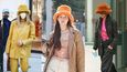 Mezi fanynkami fuzzy bucket hats samozřejmě nechybí Hailey Bieber, Gigi Hadid a Bella Hadid