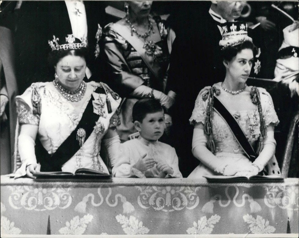 Malý princ Charles se svou babičkou Alžbětou (královnou matkou) a tetou Margaret sleduje korunovaci své maminky Alžběty.