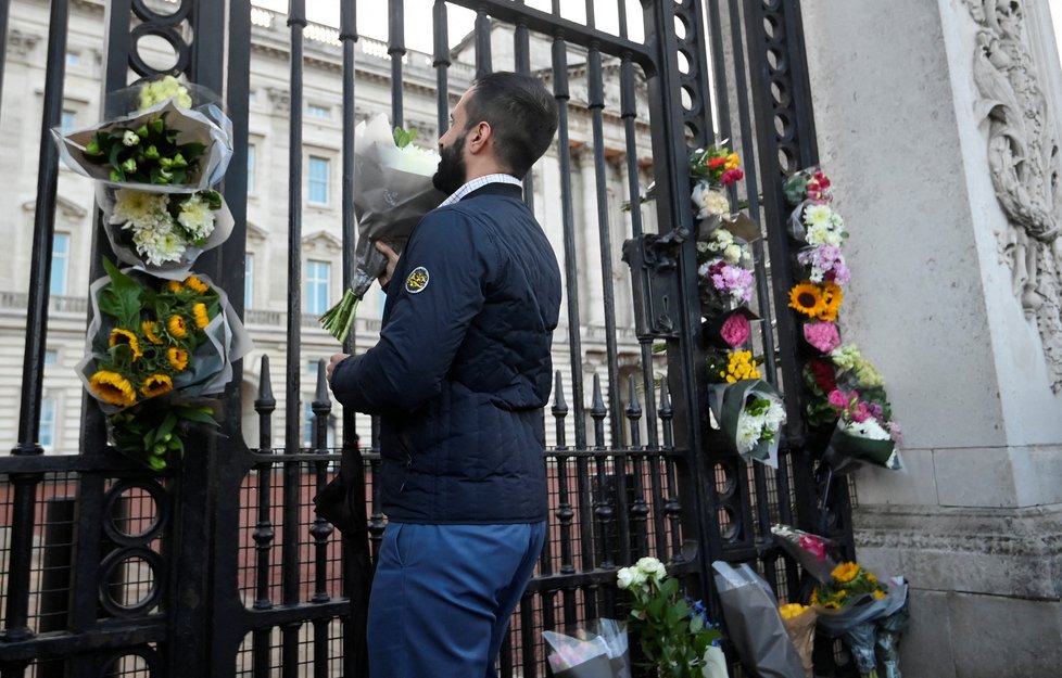 Zemřela královna Alžběta II: Květiny před Buckinghamským palácem.