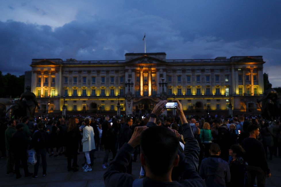 Den po smrti královny před Buckinghamským palácem