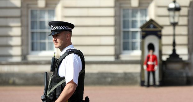 Útočník v Londýně zaútočil na policisty metrovou šavlí, křičel Alláhu akbar
