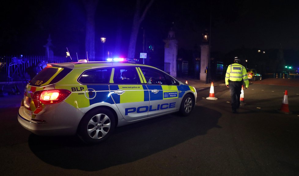 Útočník v Londýně zaútočil na policisty šavlí, křičel Alláh akbar.