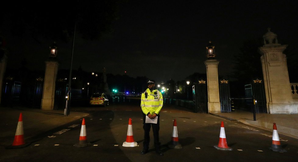 Útočník v Londýně zaútočil na policisty šavlí, křičel Alláh akbar.