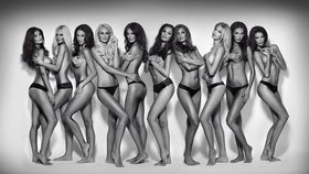 Deset nejkrásnějších žen Česka se svléklo do naha a tulilo se k sobě.