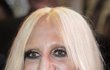 Donatella Versace (59) - Vyzná se v módě, ale účinky botoxu by měla ještě nastudovat. Světoznámá návrhářka je živým důkazem toho, jak to může dopadnout, když se to s botoxem přepískne.