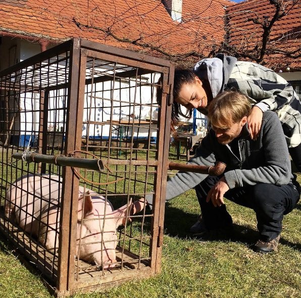 Eliška Bučková a Jakub Vágner s prasátkem