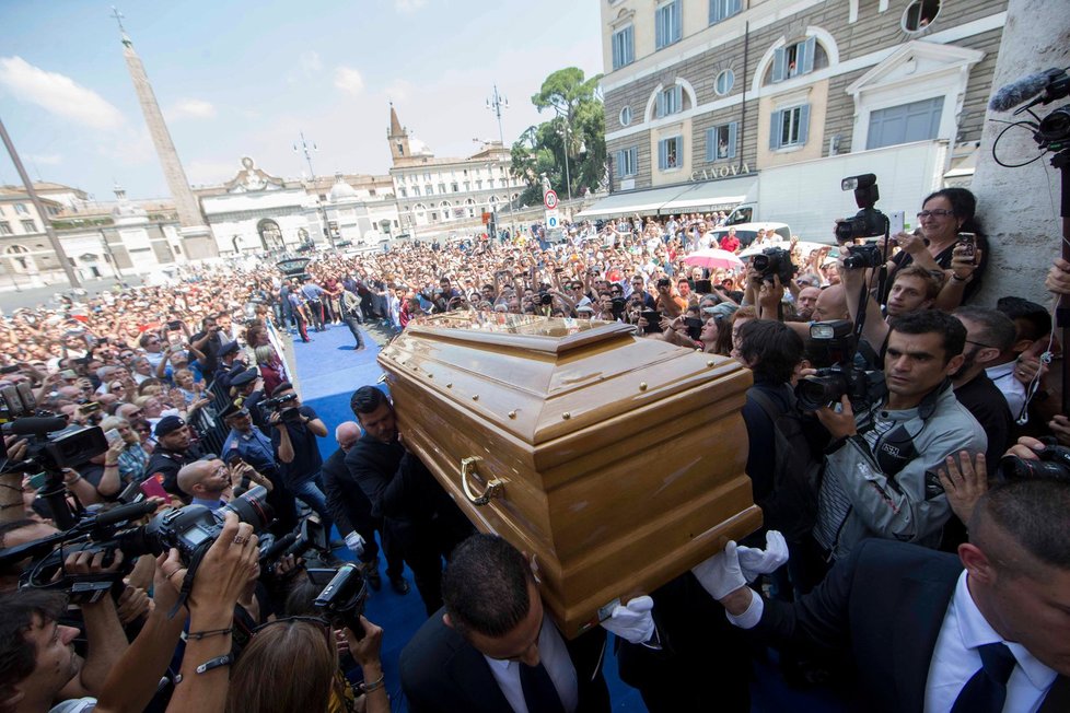 Pohřeb italského herce Buda Spencera uzavřel půl Říma.