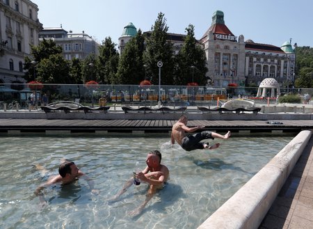 V Budapešti se lidé koupají ve fontáně, v Itálii byste dostali tučnou pokutu