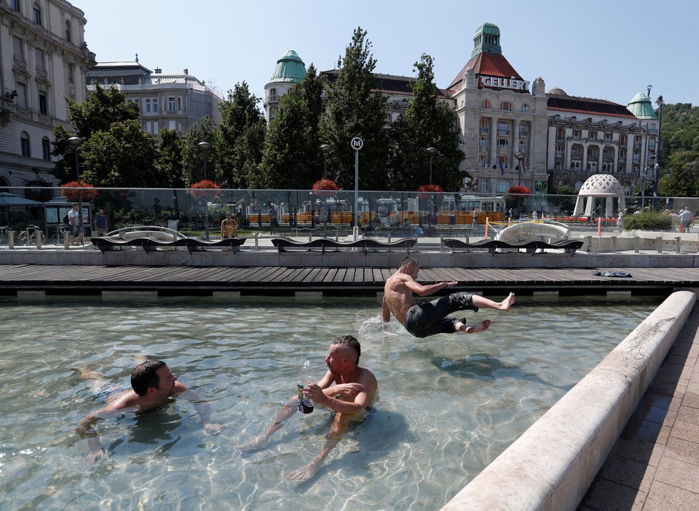 Lidé v Budapešti k ochlazení využili fontánu.