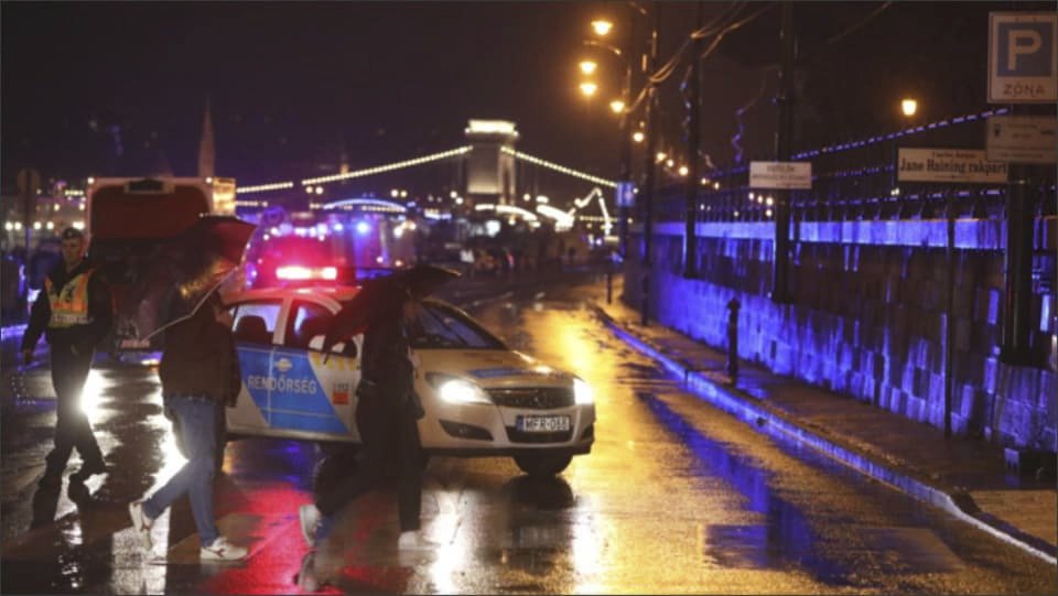 V Budapešti se potopila loď s desítkami cestujících. První zprávy hovořily o 3 obětech.