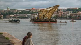 Kvůli vysokému stavu vody na Dunaji, špatné viditelnosti a silnému proudu není zatím možné vytáhnout z řeky v centru Budapešti ztroskotanou výletní loď. „Podmínky jsou naprosto proti nám,“  řekl v pátek na tiskové konferenci se svou jihokorejskou kolegyní Kang Kjong-wha maďarský ministr zahraničí Péter Szijjártó.