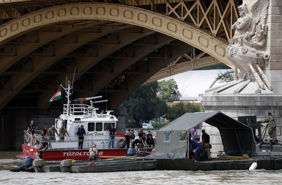 Kvůli vysokému stavu vody na Dunaji, špatné viditelnosti a silnému proudu není zatím možné vytáhnout z řeky v centru Budapešti ztroskotanou výletní loď. „Podmínky jsou naprosto proti nám,“  řekl v pátek na tiskové konferenci se svou jihokorejskou kolegyní Kang Kjong-wha maďarský ministr zahraničí Péter Szijjártó.