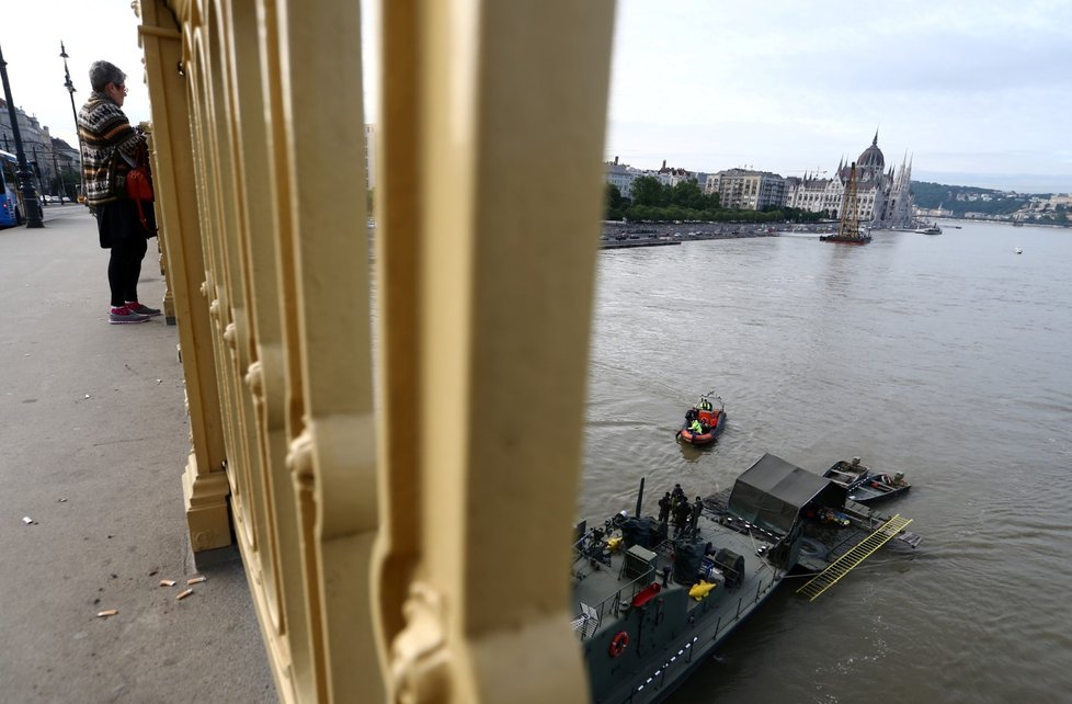 Kvůli vysokému stavu vody na Dunaji, špatné viditelnosti a silnému proudu není zatím možné vytáhnout z řeky v centru Budapešti ztroskotanou výletní loď. „Podmínky jsou naprosto proti nám,“  řekl v pátek na tiskové konferenci se svou jihokorejskou kolegyní Kang Kjong-wha maďarský ministr zahraničí Péter Szijjártó.