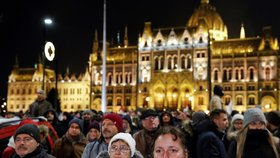 Tisíce lidí protestovaly v Budapešti proti tzv. otrockému zákonu, který umožňuje až 400 hodin přesčasů (16.12.2018)
