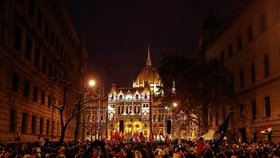 Tisíce lidí protestovaly v Budapešti proti tzv. otrockému zákonu, který umožňuje až 400 hodin přesčasů (16.12.2018)