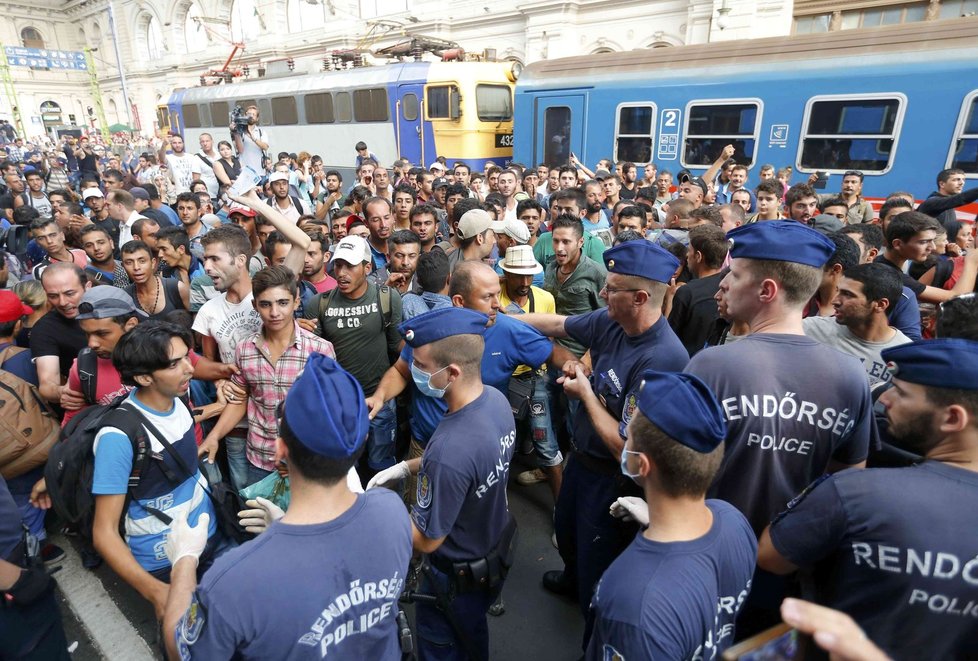 Chvílemi hrozilo, že dojde k masovému střetu běženců a policistů.