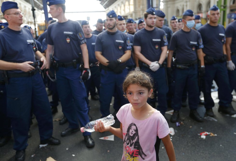 Malá dívka před kordonem maďarských policistů
