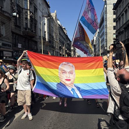 Orbán s rtěnkou v čele národního Pridu. V Maďarsku povolují šrouby, Magyar hájil adopce gay párů Orbán s rtěnkou v čele národního Pridu. V Maďarsku povolují šrouby, Magyar hájil adopce gay párů