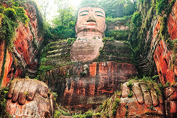 Největší socha Buddhy vytesaná do hory E-mej-šan