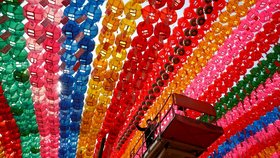 Koronavirus v Jižní Koreji: V Soulu se konal lucernový průvod ku příležitosti výročí narození Buddhy (6. 5. 2021).