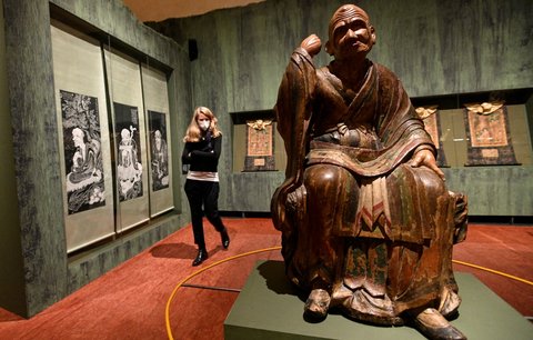 Blíže už Buddhovi nebudete: Národní galerie nabízí lekce jógy přímo mezi uměleckými díly