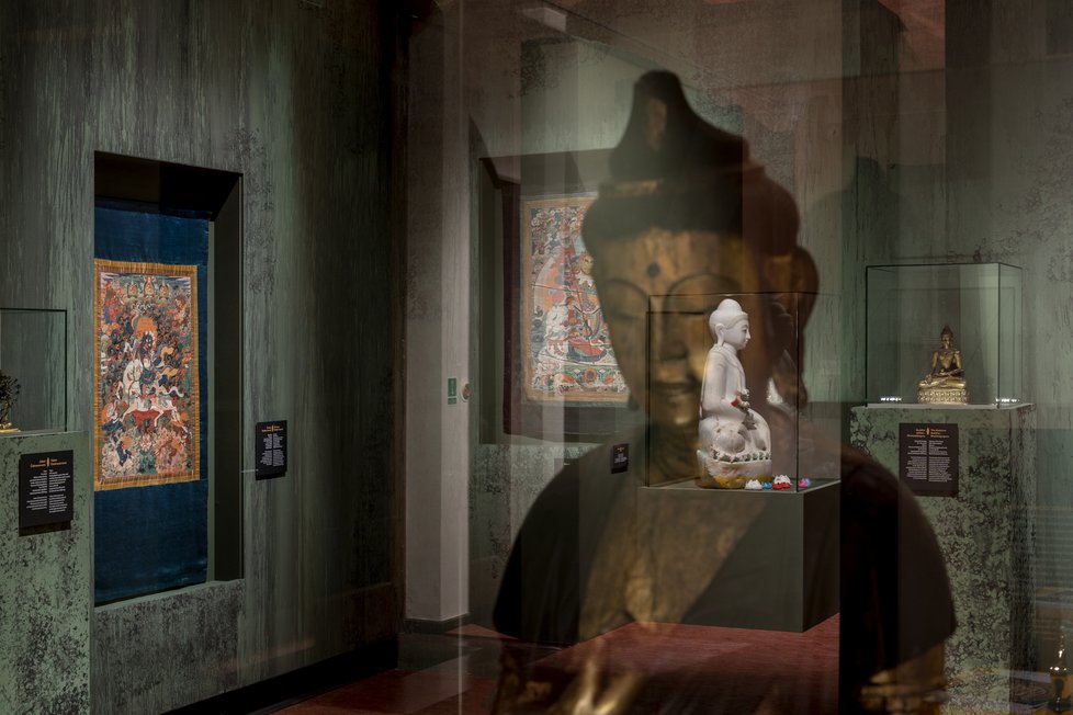 Ve Valdštejnské jízdárně je k vidění výstava Buddha zblízka